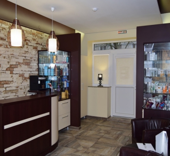 Интерьер салона - ресепшн