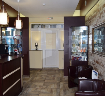 Интерьер салона - ресепшн